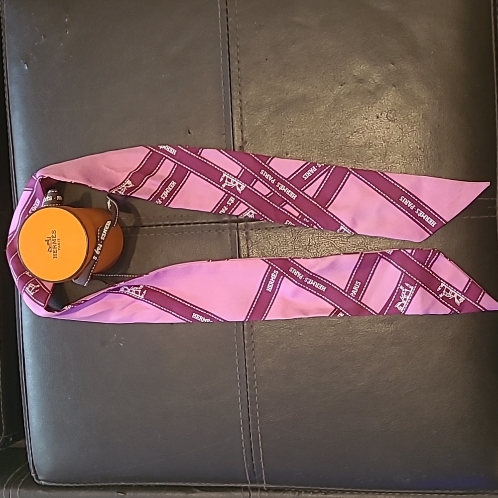 Hermes logo twilly in pink rare vintage print